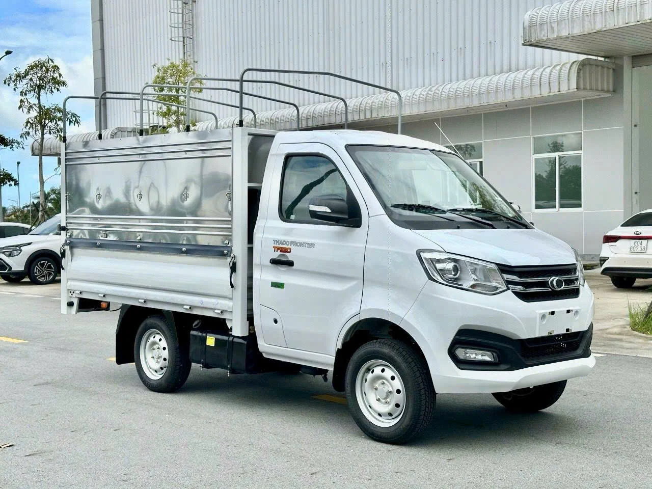 Thaco TF220 thùng mui bạt - tải 990kg