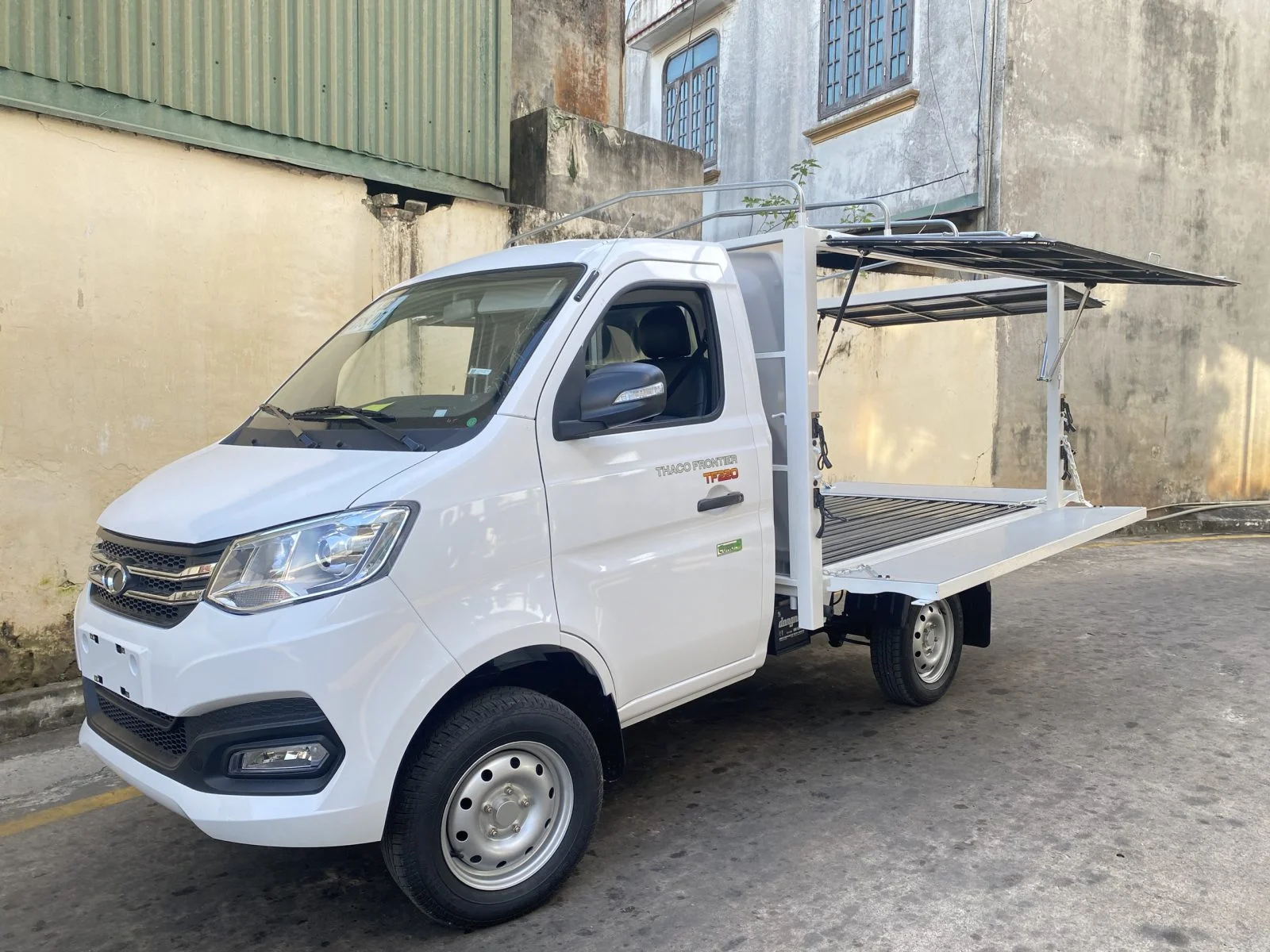 THACO TF220 thùng cánh dơi, bán hàng lưu động - Ảnh 2