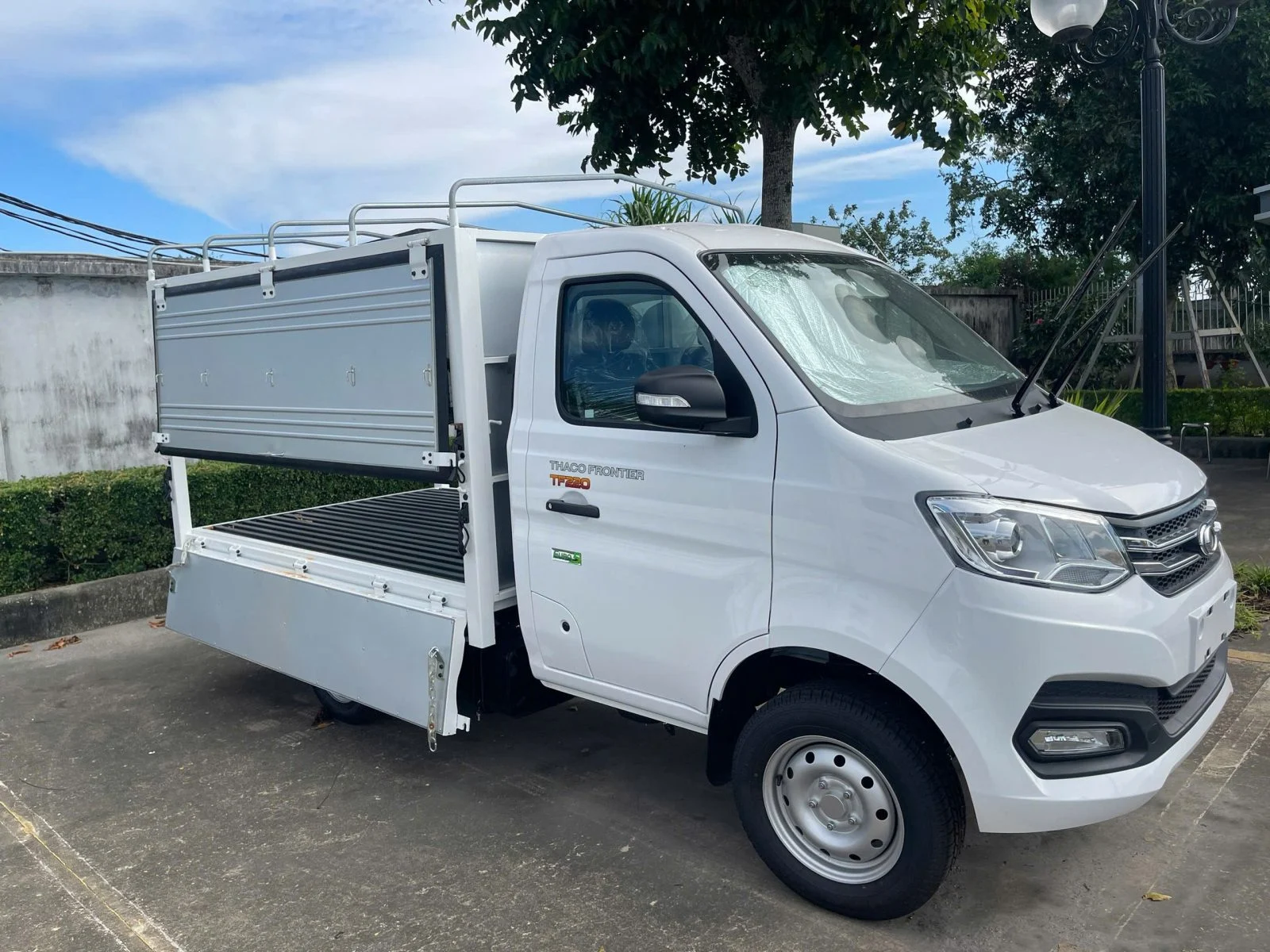 THACO TF220 thùng cánh dơi, bán hàng lưu động